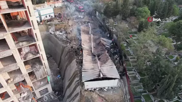 Gaziosmanpaşa'da Konteyner Yangını: İşçiler Son Anda Kurtarıldı