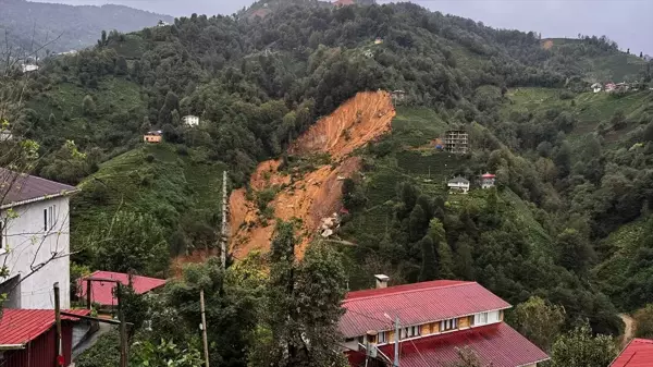 Rize'de Heyelan: 2 Ev Toprak Altında Kaldı, 3 Ev Tahliye Edildi