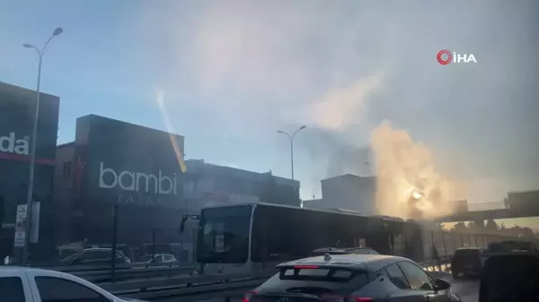 Avcılar'da metrobüs yangını