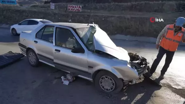 Kırıkkale'de Kontrolden Çıkan Otomobil Demir Bariyerlere Çarptı