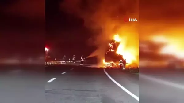 Çanakkale'de Seyir Halindeki Saman Yüklü Tır Yangın Çıkardı