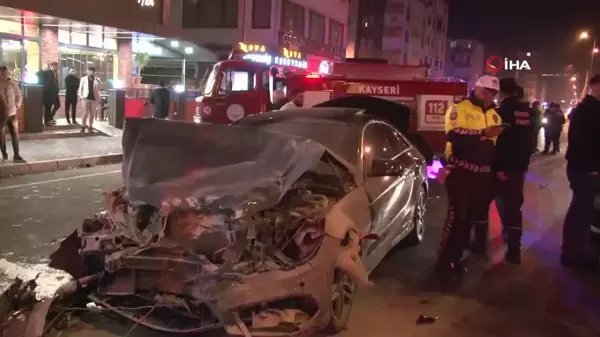 Kayseri'de Lüks Otomobilin Alev Aldığı Trafik Kazası: 4 Yaralı