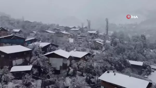 Artvin'de Kar Yağışı Nedeniyle Ulaşım Kontrollü Sağlanıyor