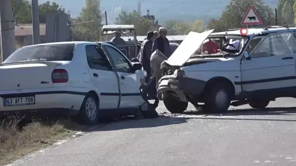 Tavşanlı'da İki Otomobil Kafa Kafaya Çarpıştı: 4 Yaralı