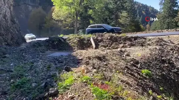 Bolu'da Hafif Ticari Araç Beton Bariyerlere Asılı Kaldı: 1 Yaralı