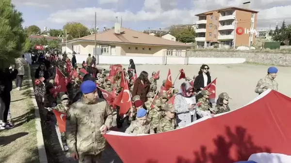 Cumhuriyet'in 101. yılında Tatvan'da minik öğrencilerden coşkulu kutlama