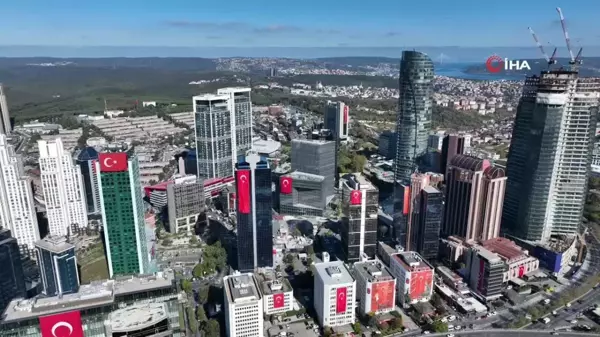 İstanbul'da 29 Ekim Coşkusu: Gökdelenlerde Dev Türk Bayrakları