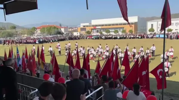 Muğla'da Atatürk'ün Posterine Yer Verilmeyen Geçiş Töreninde, Öğrencilere Erdoğan'ın Fotoğrafı Taşıtıldı