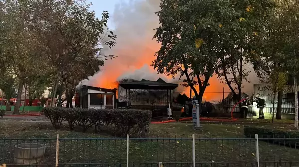 Gebze'de Palet Deposunda Yangın