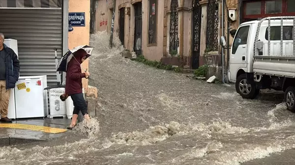 İzmir'de Kuvvetli Sağanak: Sokaklar Suyla Kaplandı, Ulaşım Aksamaları Yaşandı