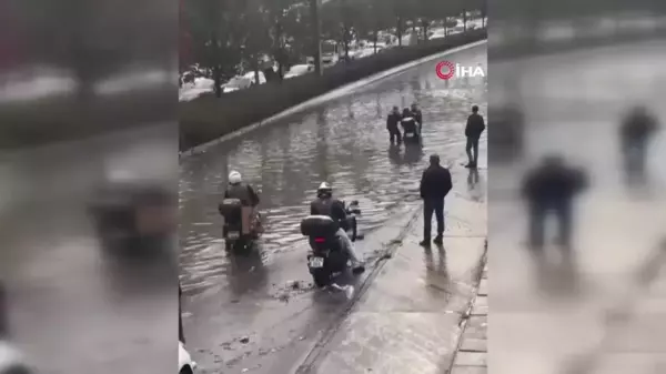 İzmir'de Sağanak Yağış Hayatı Olumsuz Etkiledi