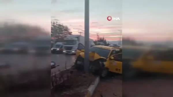 Konya'da Ticari Taksi Direğe Çarptı: 3 Yaralı