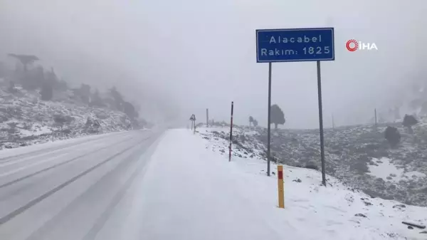 Antalya'da Mevsimin İlk Karı Yağdı