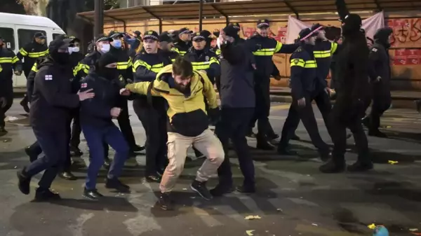 Gürcistan'da yol kapatıp çadır kuran protestoculara polis müdahalesi