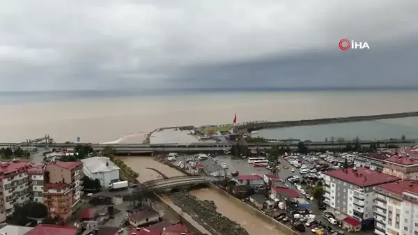 Rize'de Yoğun Yağışlar Denizin Rengini Değiştirdi