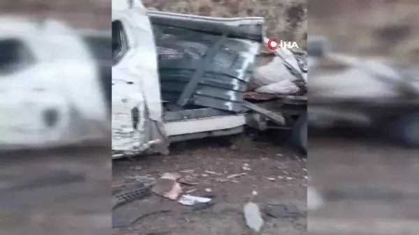 Hakkari'de Tır ile Kamyonet Çarpıştı: 2 Yaralı