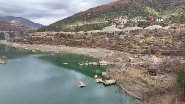 Isparta'da Sular Altında Kalan Darıbükü Köyü Sonbaharda Görsel Şölen Sunuyor