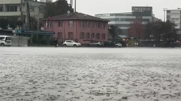 İstanbul'da Şiddetli Lodos ve Yağmur Ulaşımı Olumsuz Etkiliyor