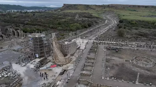 Perge Antik Kenti'nde 1800 Yıldan Sonra Kestros Çeşmesi Yeniden Faaliyette