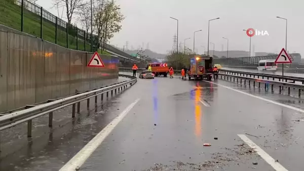 Kağıthane'de Sağanak Yağış Aracında Sıkışan Kadın Sürücü Kurtarıldı