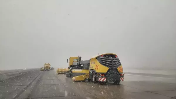 Sabiha Gökçen Havalimanı'nda Kar Yağışı Uçuşları Aksattı