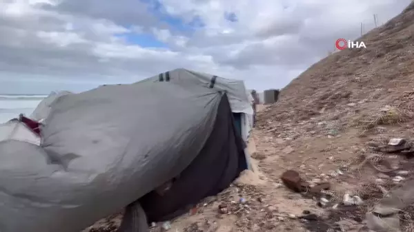 Gazze'de Filistinlilerin Çadırları Dalgalarla Suyun İçine Sürüklendi