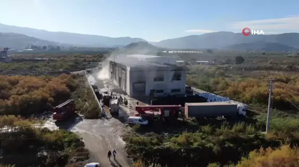 İzmir'de Plastik Kasa Fabrikasında Yangın Kontrol Altına Alındı