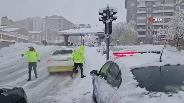 Bitlis'te Kar Yağışı Trafiği Aksattı