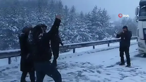 Kardan Kapanan Yolda Halay Çeken Aile Sosyal Medyada Gündem Oldu