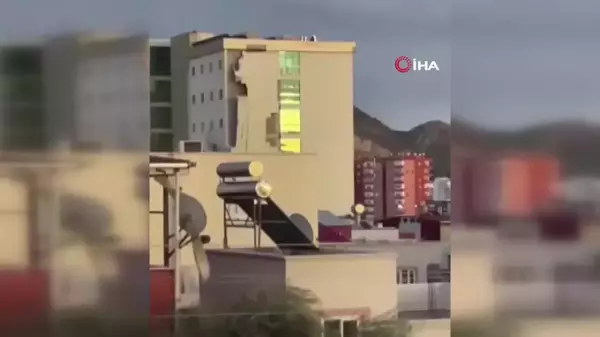 Kozan'da Kuvvetli Rüzgar Hastanenin Dış Cephesini Söküp Attı