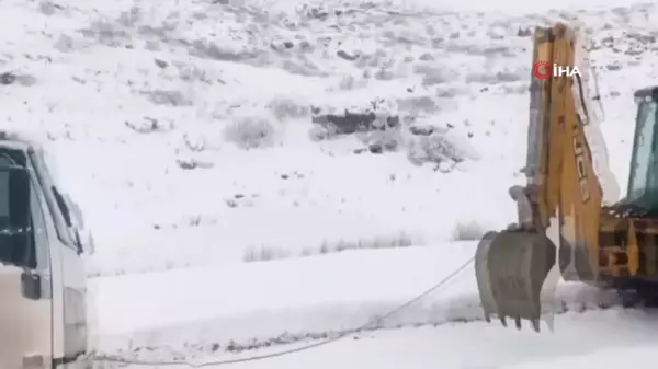 Siirt'te Mahsur Kalan Yolcu Minibüsü ve Akaryakıt Tankeri Kurtarıldı