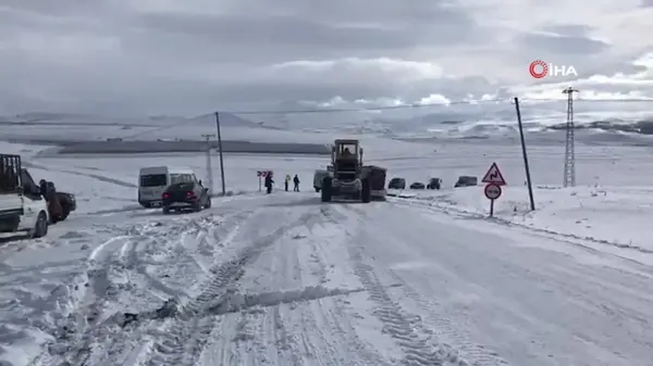 Buzlanan Yolda Kayan Tır Trafiği Kapattı