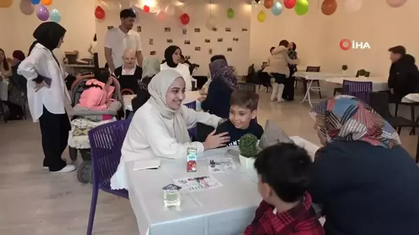 Kütahya'da Engelli Bireylerin Garsonluk Yaptığı Kafe Büyük İlgi Gördü