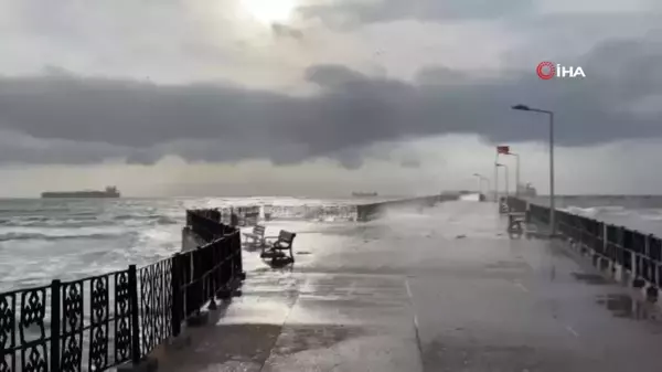 Marmara Denizi'nde Poyraz Fırtınası Deniz Ulaşımını Etkiledi