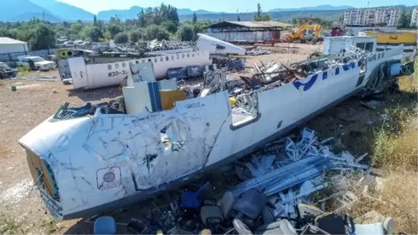 Antalya'daki hortumda kullanılamaz hale gelen yolcu uçağı, hurdalıkta yeni alıcısını bekliyor