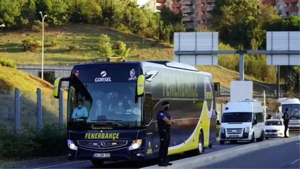 Fenerbahçe'de resmi görevi açıklanmayan Emre Belözoğlu, takım otobüsünde Erol Bulut'un yanında oturdu