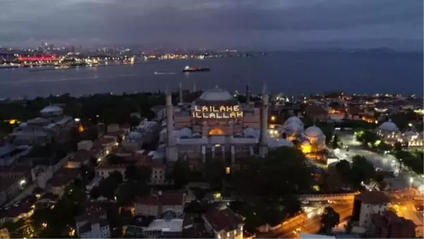 AYASOFYA CAMİİ'NDE KADİR GECESİ'NDE 'LA İLAHE İLLALLAH' MAHYASI YAKILDI- Havadan görüntülerle