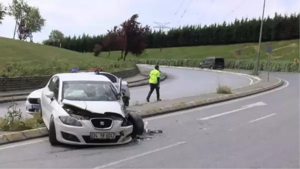 SULTANGAZİ'DE OTOBÜSLE ÇARPIŞAN OTOMOBİLDEKİ 2 KİŞİ AĞIR YARALANDI