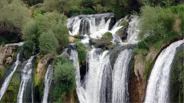 BAHARDA COŞAN MURADİYE ŞELALESİ'NE FOTOĞRAF İLGİSİ