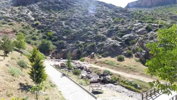 TOROSLARIN ETEĞİNDEKİ İVRİZ ÇAYI'NA BU YIL KAYNAĞINDAN SU AKMADI