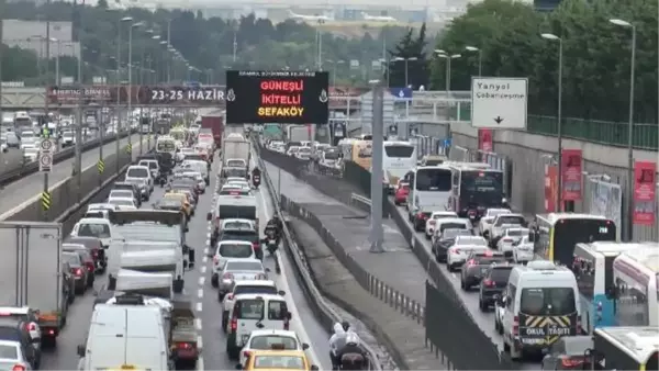 İSTANBUL'DA TRAFİK YOĞUNLUĞU YÜZDE 72