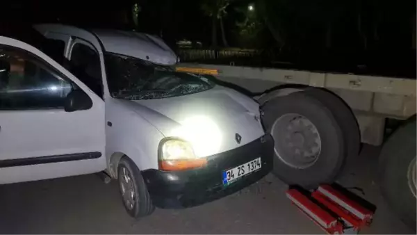 HAFİF TİCARİ ARAÇ PARK HALİNDEKİ TIR'A ÇARPTI: 1 YARALI