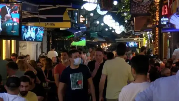 Beyoğlu'nda kafe ve restoranları dolduran turistler Euro 2020 final maçını izledi