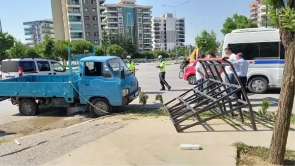 Manisa'da minibüsle kamyonet çarpıştı: 5 yaralı