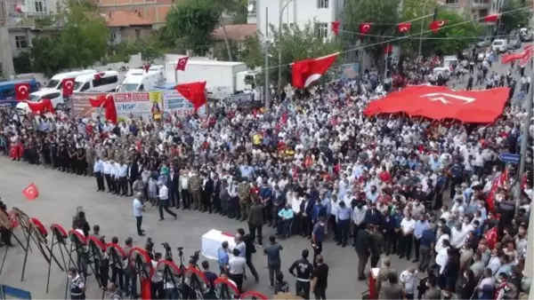 ŞEHİT UZMAN ÇAVUŞU ABLASI ÜNİFORMASI, NİŞANLISI BERESİYLE SON YOLCULUĞUNA UĞURLADI