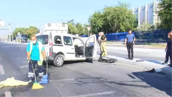 FATİH'TE KAZA YAPAN SÜRÜCÜ ŞOKUN ETKİSİYLE ARACINDAN İNEMEDİ