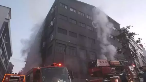 İSTANBUL-KAĞITHANE'DE AMBALAJ FABRİKASINDA YANGIN