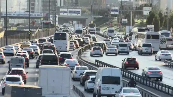 (YENİDEN)İstanbul'da akşam iş çıkış saatlerinde trafik yoğunluğu