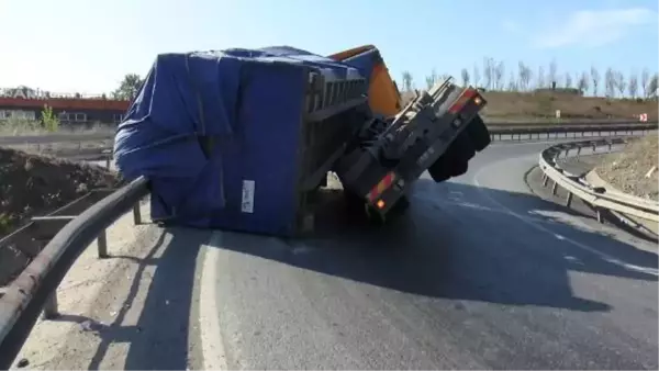 TUZLA'DA 5 TON YÜK TAŞIYAN TIR VİRAJI ALAMAYINCA DEVRİLDİ