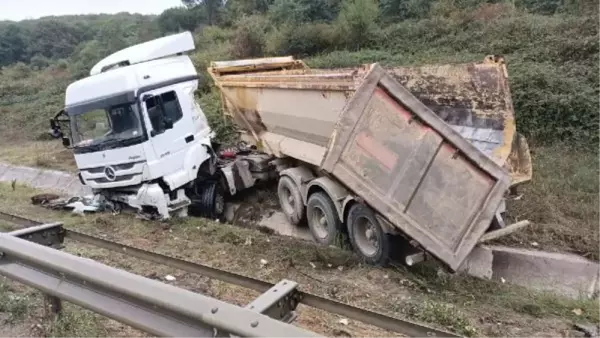 KEMERBURGAZ'DA KAZA YAPAN HAFRİYAT KAMYONU ŞOFÖRÜ YARALANDI